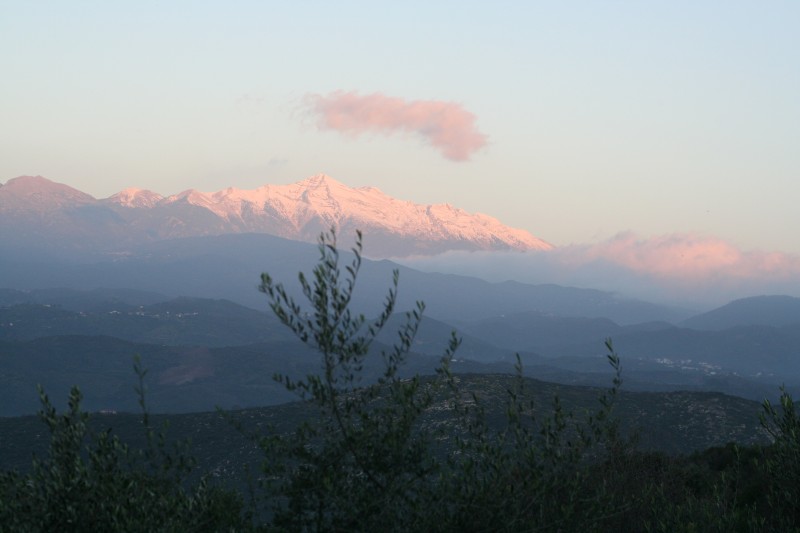 060 ..und alles unter der Aufsicht von Profitis Elias, unserem Hausberg...